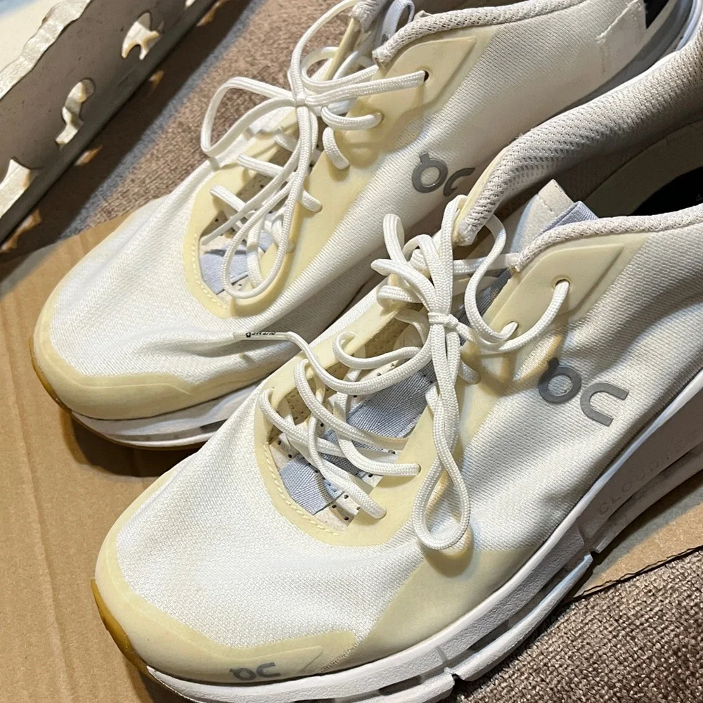 On Clouds Women’s Cream and White Sneakers- Size 8.5